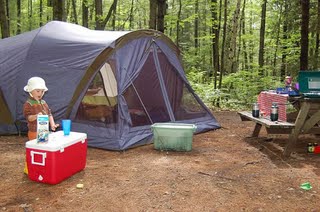 Camping kid with pop-corn